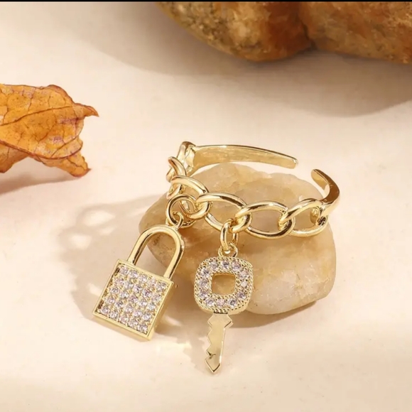 Gold tone Lock and Key Adjustable ring - Picture 1 of 6